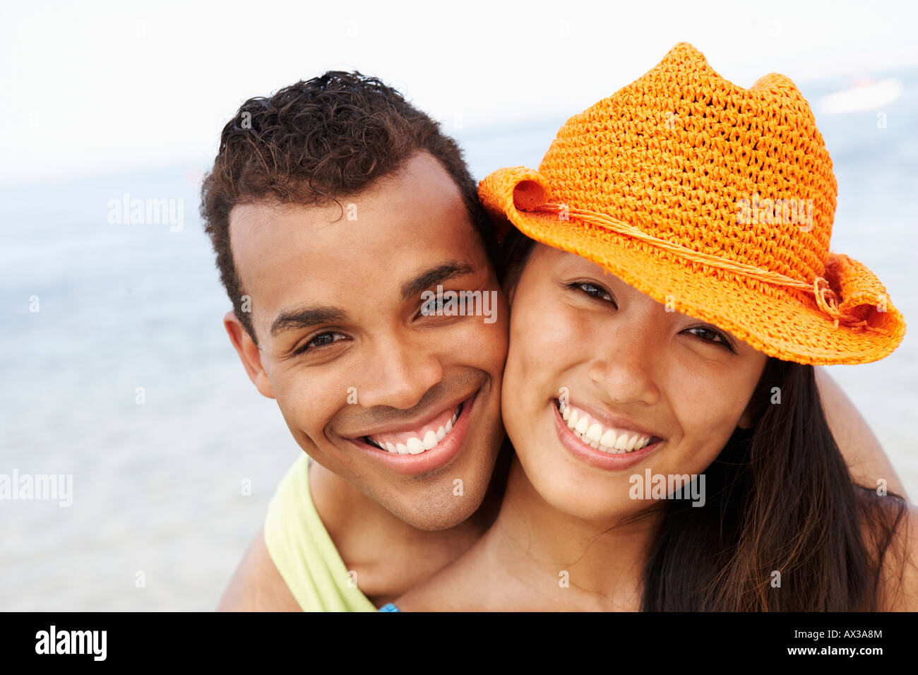 Paar am Strand umarmt Stockfoto