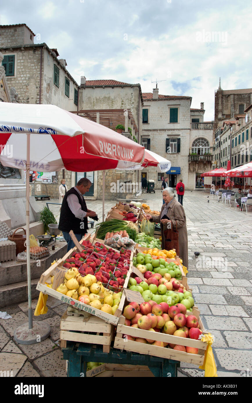 Obst stand auf einem Markt in der Altstadt, Dubrovnik, Dalmatien, Kroatien Stockfoto