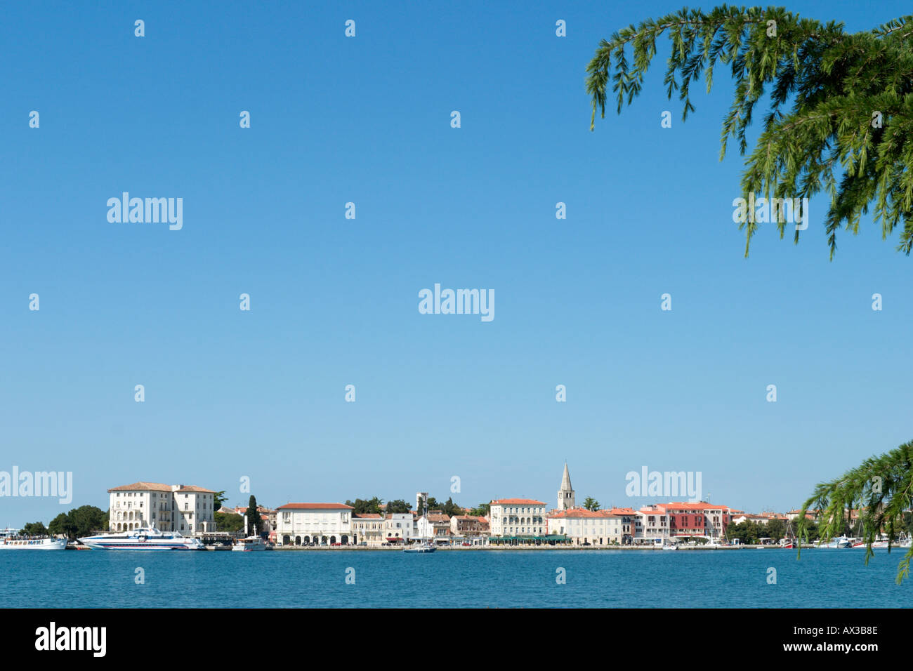 Blick auf die Altstadt vom Hotel Fortuna Island, Porec, Istrien, Kroatien Stockfoto