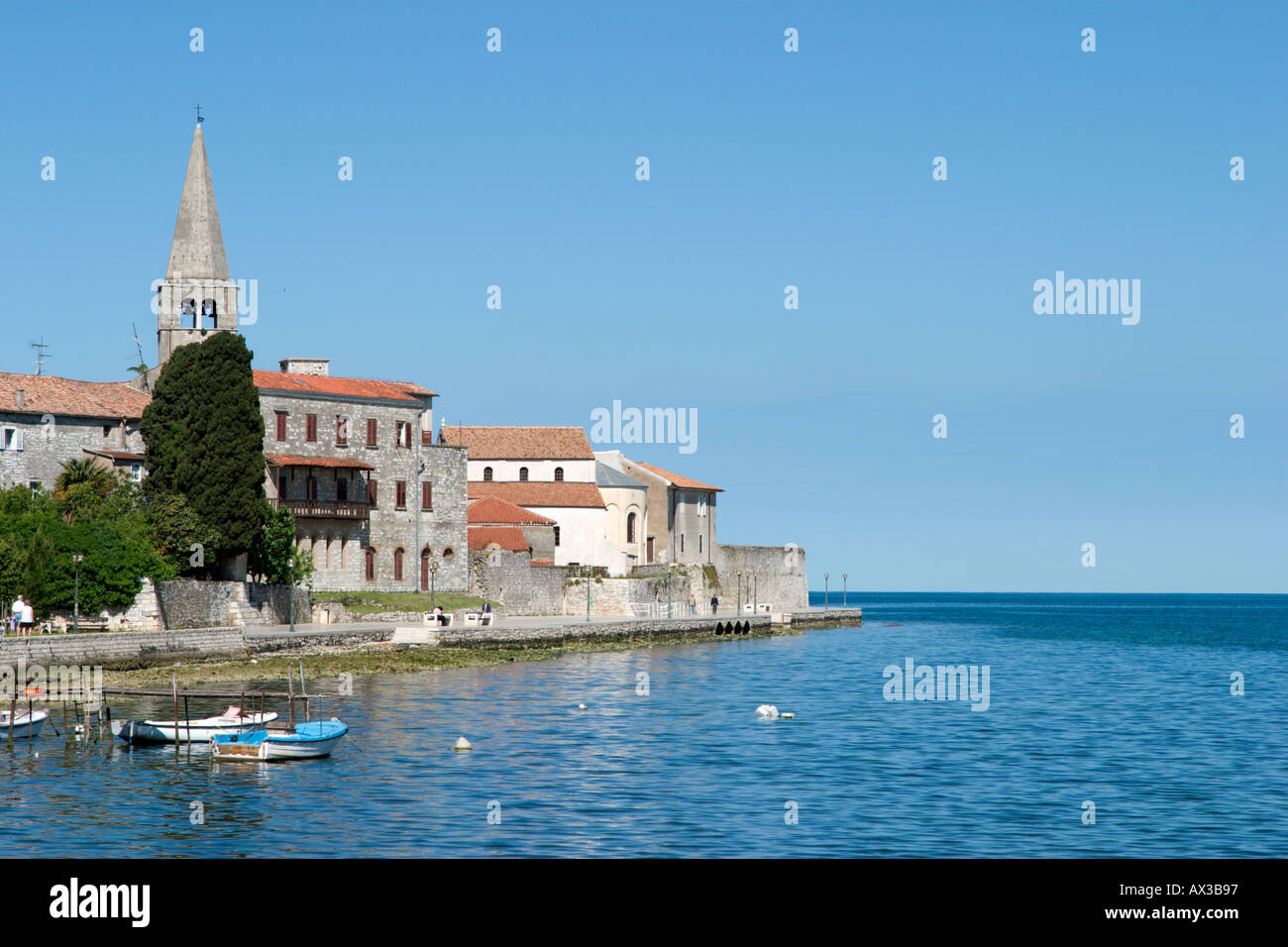 Direkt am Meer und Basilika in der Altstadt, Porec, Istrien, Kroatien Stockfoto