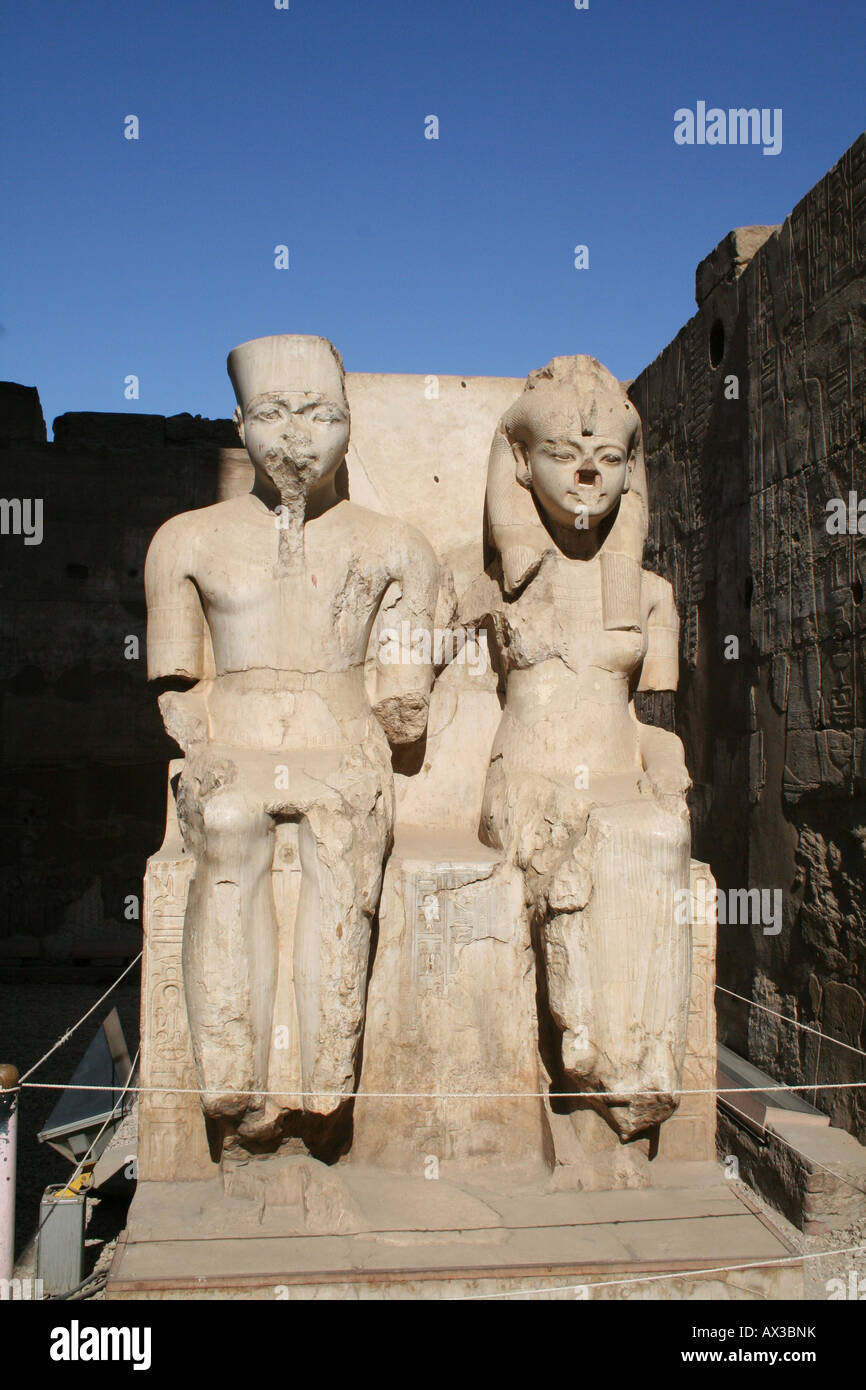 Luxor-Tempel - Marmorstatue von Tutanchamun und Königin Ankhesenpaaten [Luxor, Ägypten, arabische Staaten, Afrika]. Stockfoto