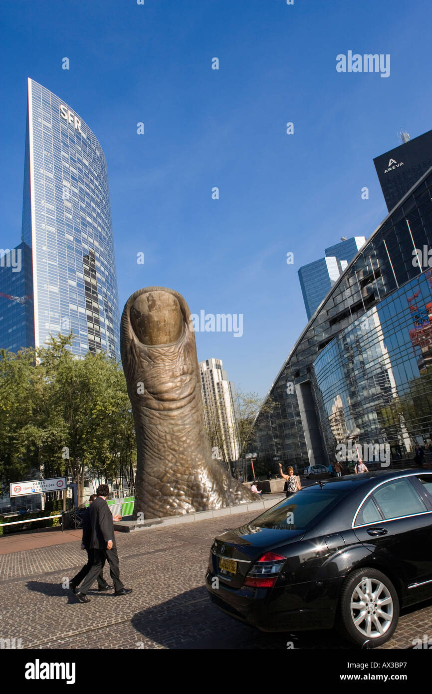 La Tour SFR Skulptur de César La Défense. Paris Stockfoto
