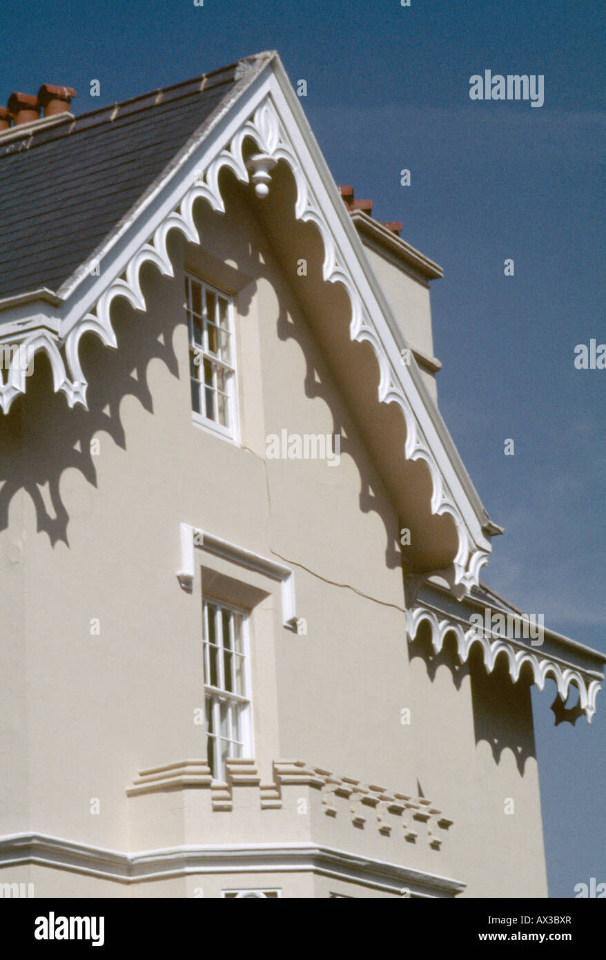 Weiße Bargeboarding am Giebel über Fenstern in Beige viktorianischen Haus Stockfoto