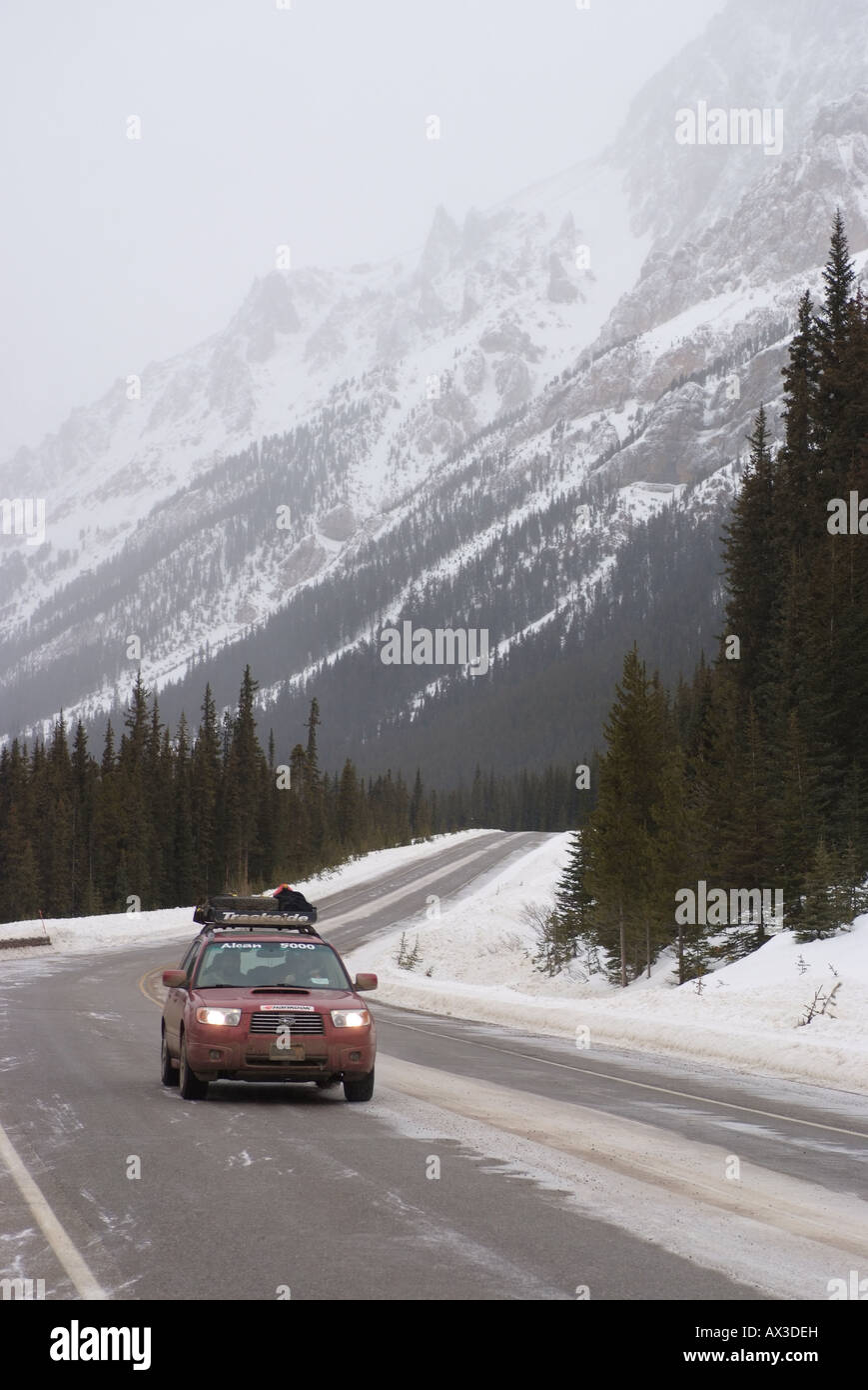 Kanada Alberta Banff Banff National Park Auto fährt in den schneebedeckten Bedingungen in den kanadischen Rockies Stockfoto