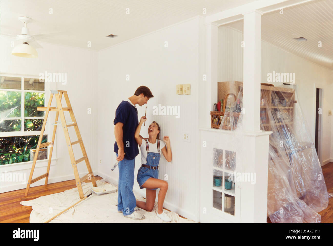 Junges Paar ins erste Haus, Haus, Miami zu reparieren Stockfoto