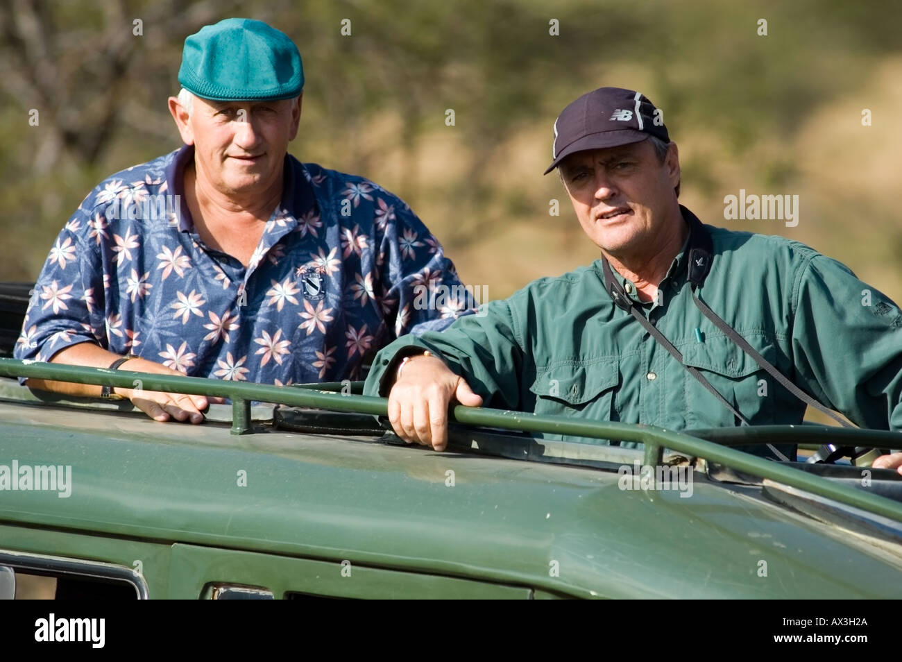 Safari-Freunde auf eine Pirschfahrt während des Urlaubs in Lobo, Serengetti schlicht, Tansania, Ostafrika. Stockfoto