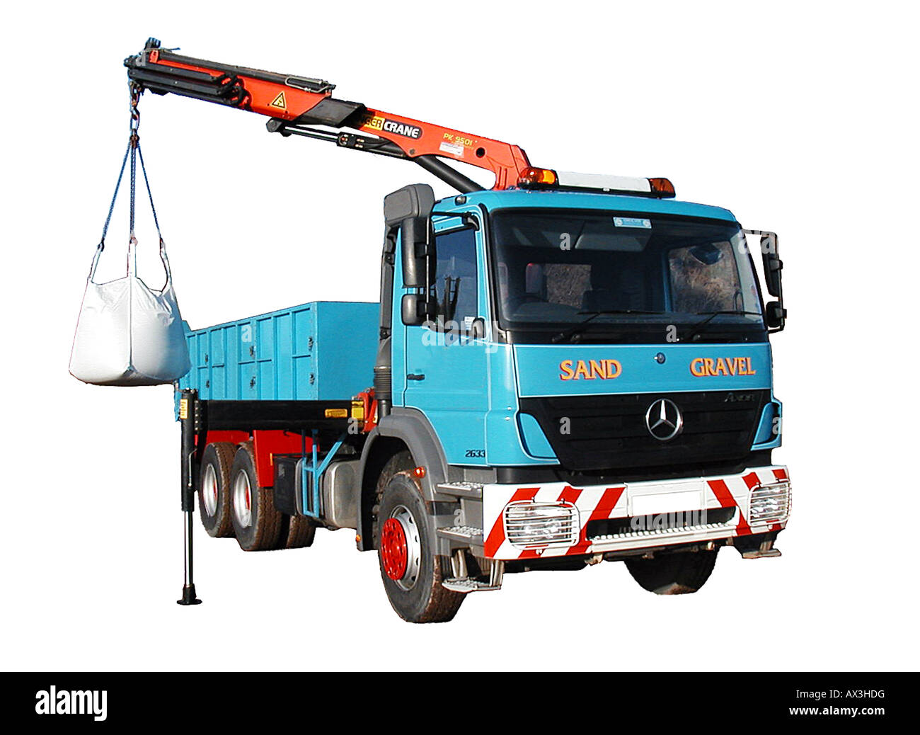 Mercedes Lkw mit Kran heben eine Tonne Sandsack. Stockfoto