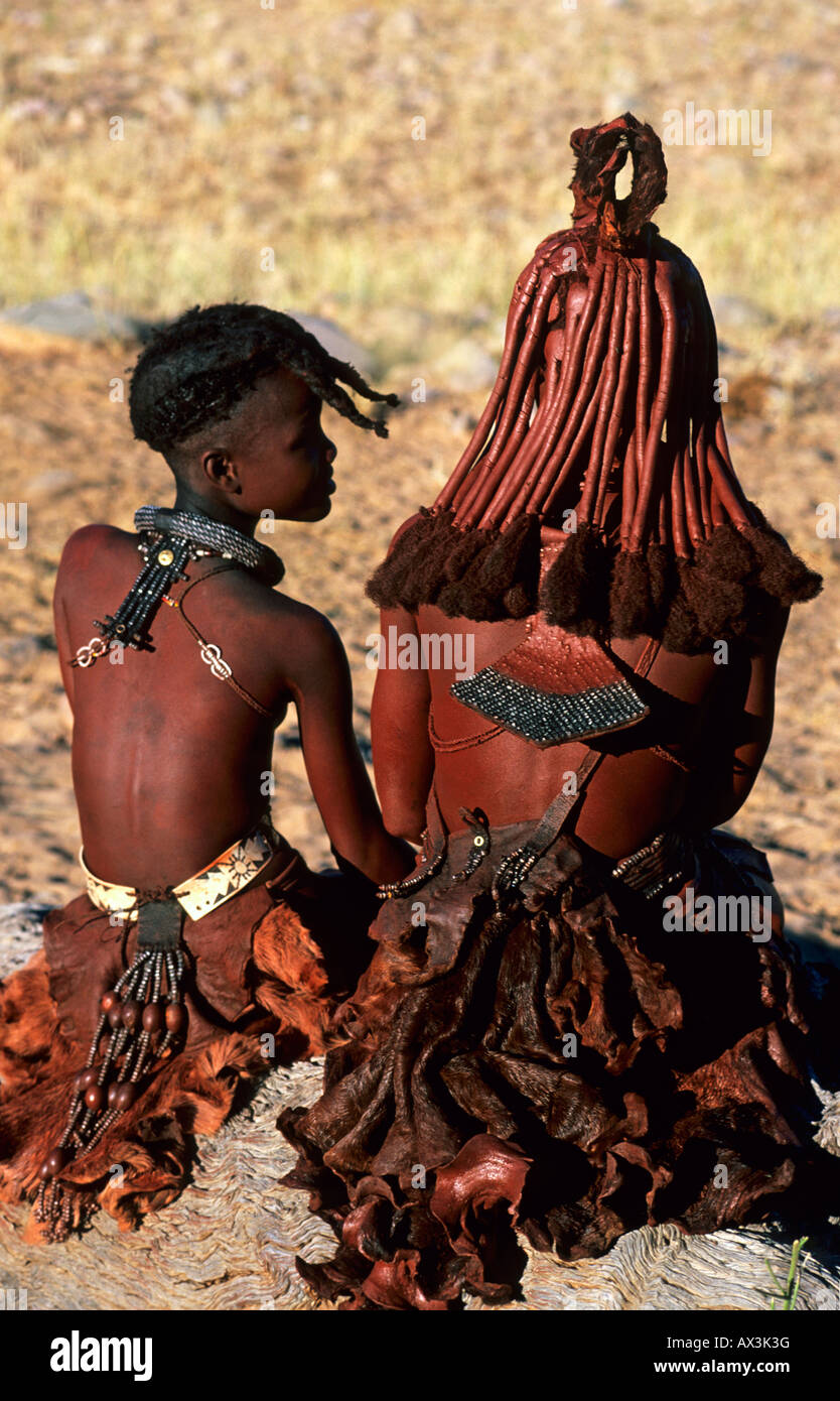 Himba Frau und Mädchen mit traditionellen Leder-Kleid und Frisur im Kaokoland Kunene Region Namibias Stockfoto