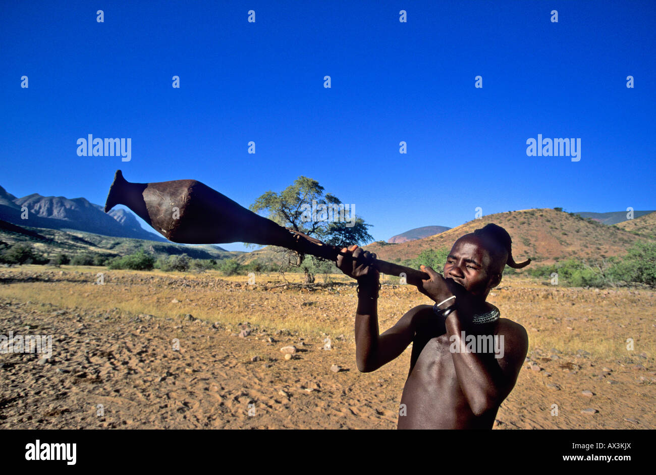 Namibia Instruments Namibia africa nomadic himba tribe -Fotos und -Bildmaterial in hoher ...