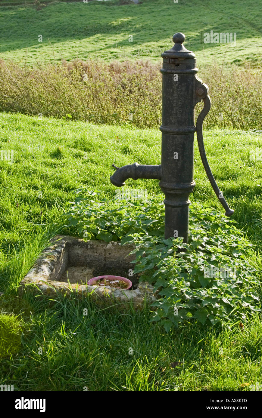 Eine alte Wasserpumpe auf einem Dorfplatz in den Cotswolds Stockfoto