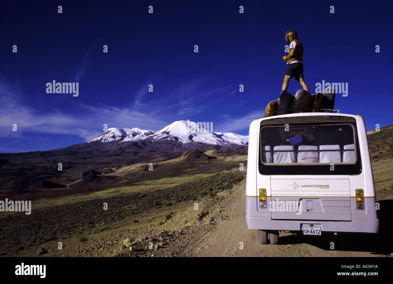 Kajakfahrer Blick auf peruanischen Altiplano von der Spitze eines Busses mit schneebedeckten Bergen im Hintergrund Stockfoto