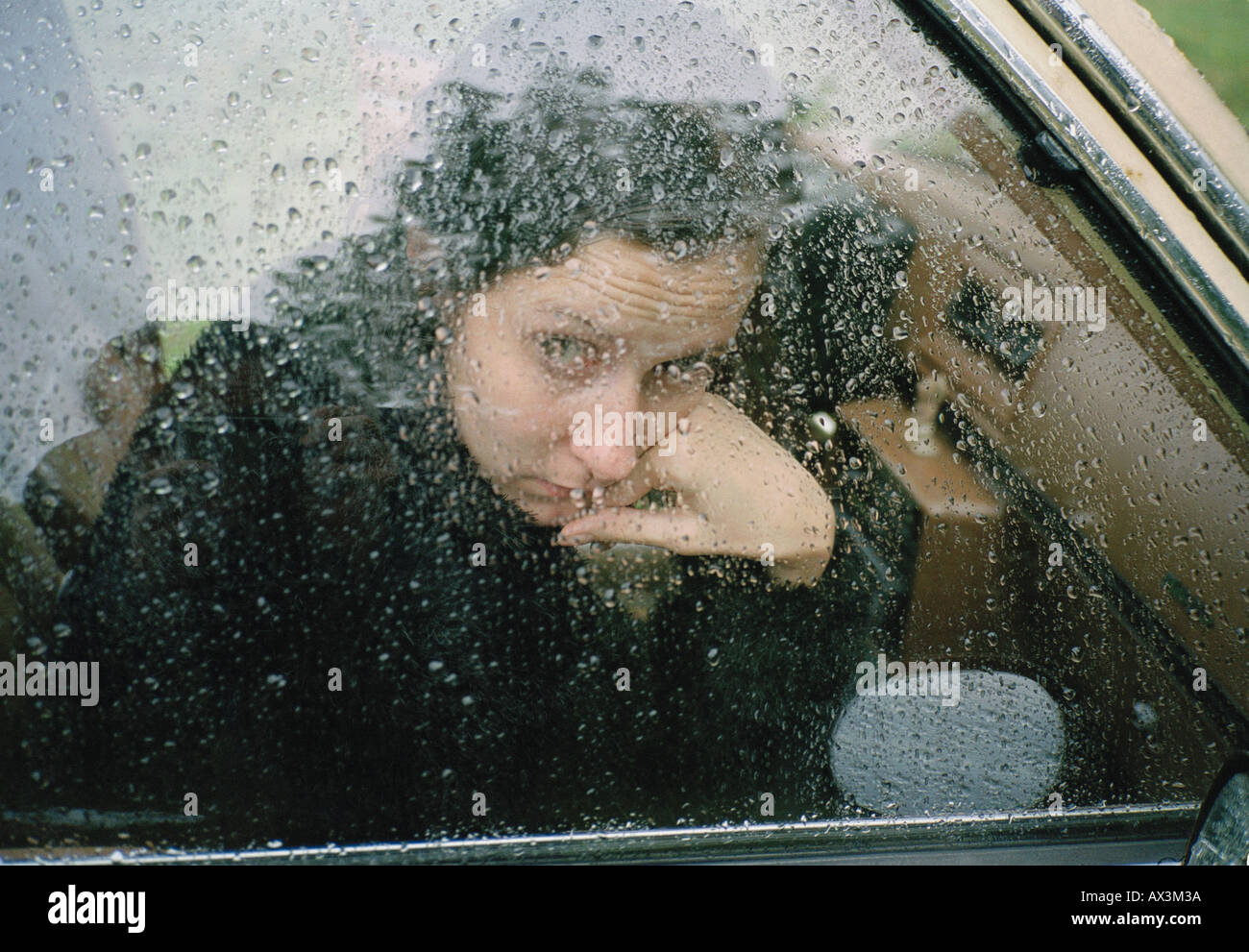 Eine Frau sitzt auf dem Beifahrersitz eines Autos Stockfoto
