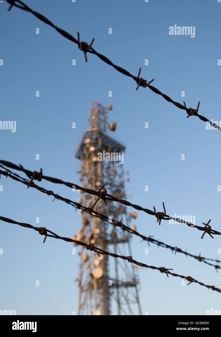 Sicherheit rund um Telekommunikation mast Stockfoto