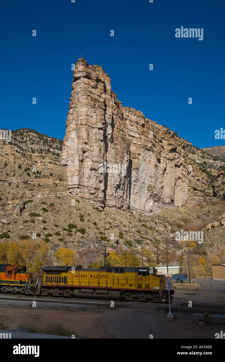 Union Pacific Güterzug am Bahnübergang auf der Linie Denver and Rio Grande Western Colorado USA Oktober 2006 Stockfoto