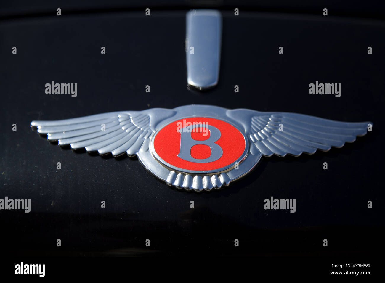 Bentley-Schild mit großen roten B und Flügel-logo Stockfoto