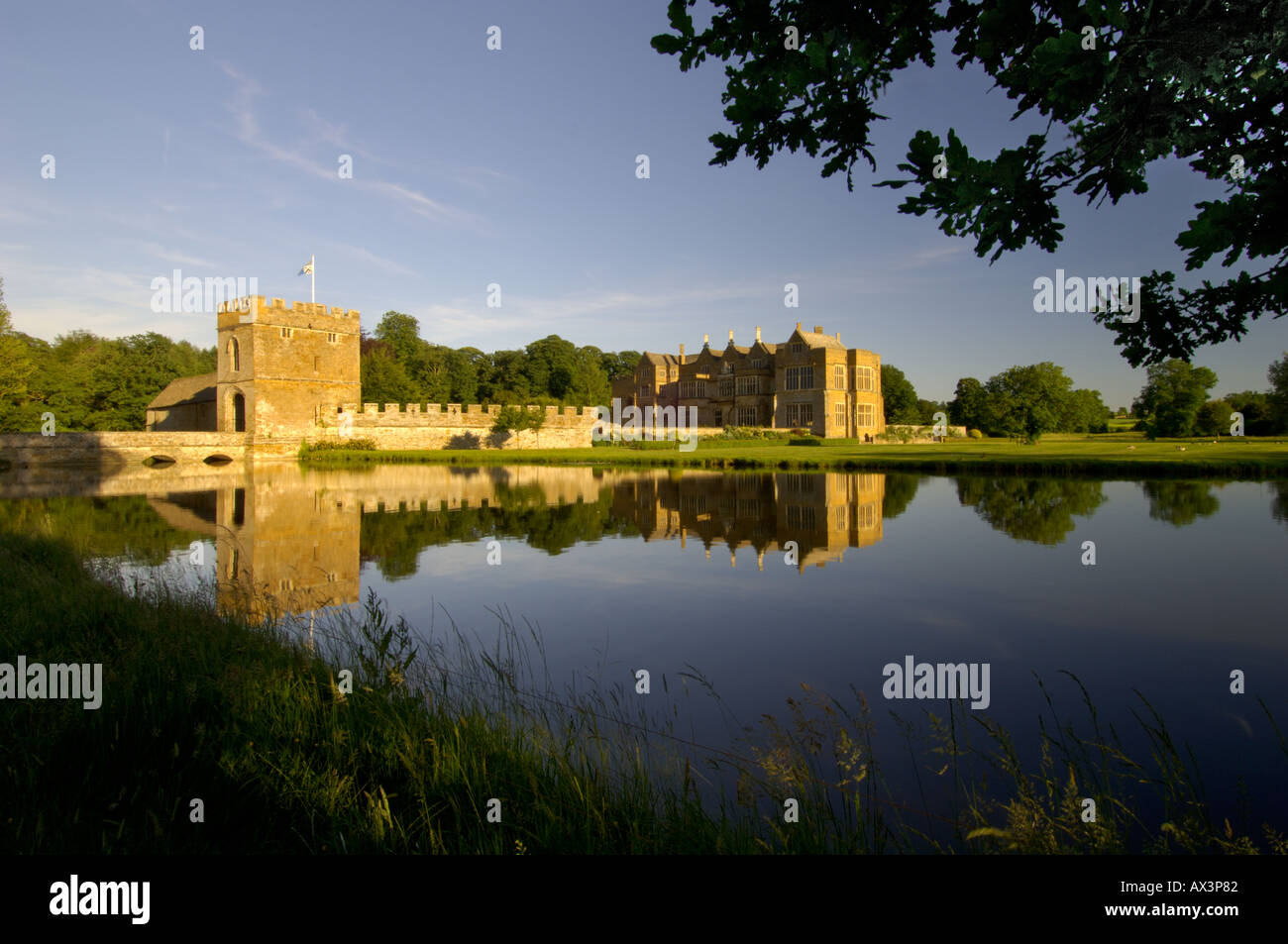 Broughton Schloss und seinen Wassergraben in Oxfordshire, England. Stockfoto