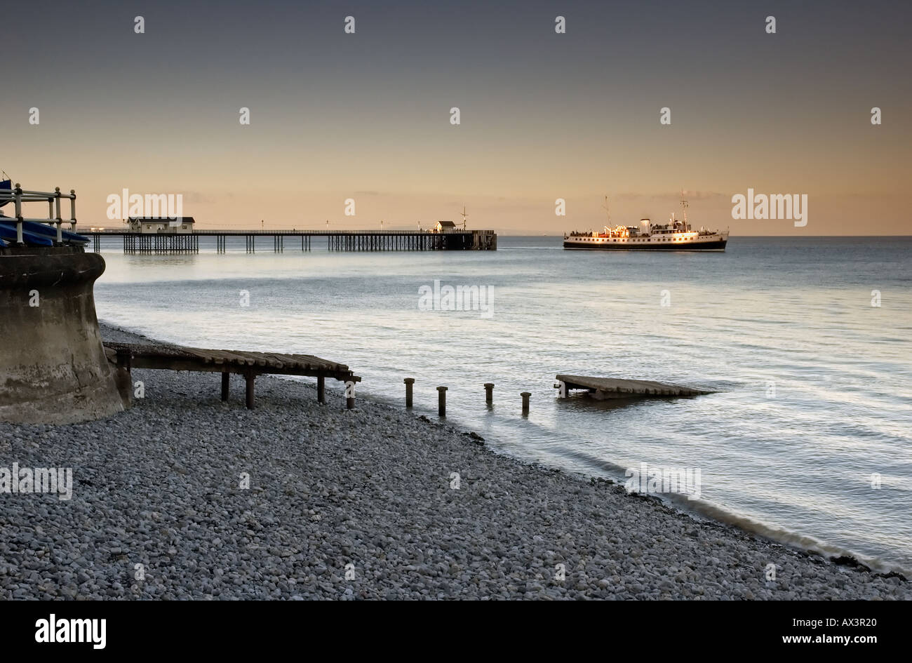 Penarth Pier, Cardiff, Südwales, Vereinigtes Königreich Das MV-Balmoral ist den Pier bei Flut verlassen. Stockfoto