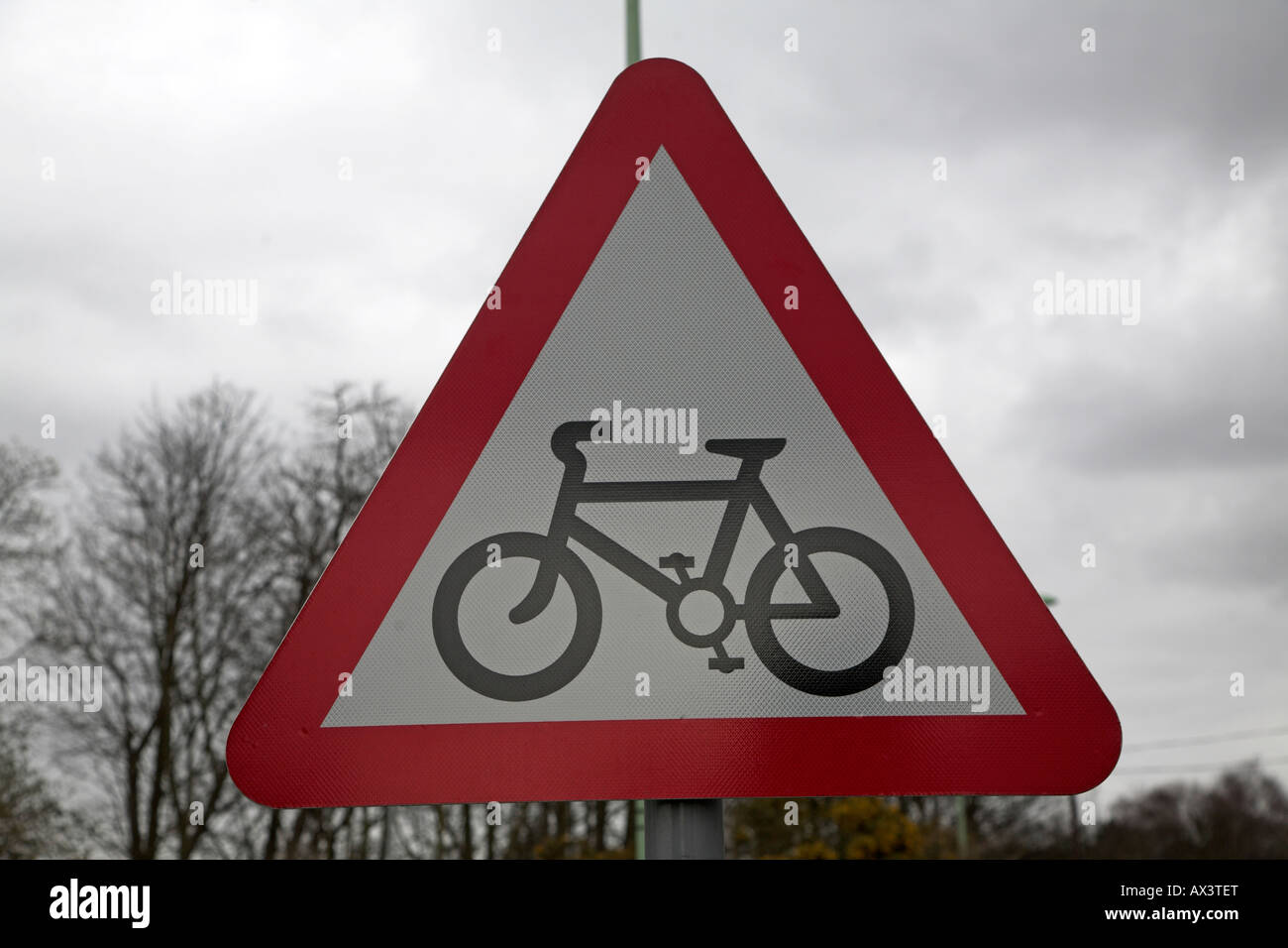 Rote dreieckige Schild auf dem Fahrrad Stockfotografie - Alamy