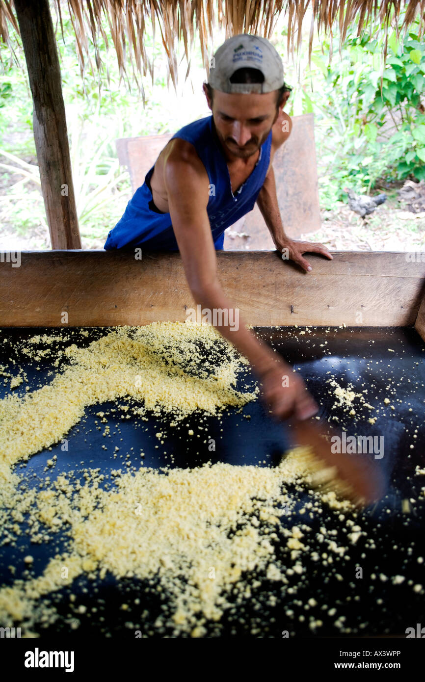 Brasilien, Bahia, Todos os Santos Bucht. Plantagenarbeiter Rösten Maniok (Farinha de Mandioca) um Mehl zu produzieren. Stockfoto