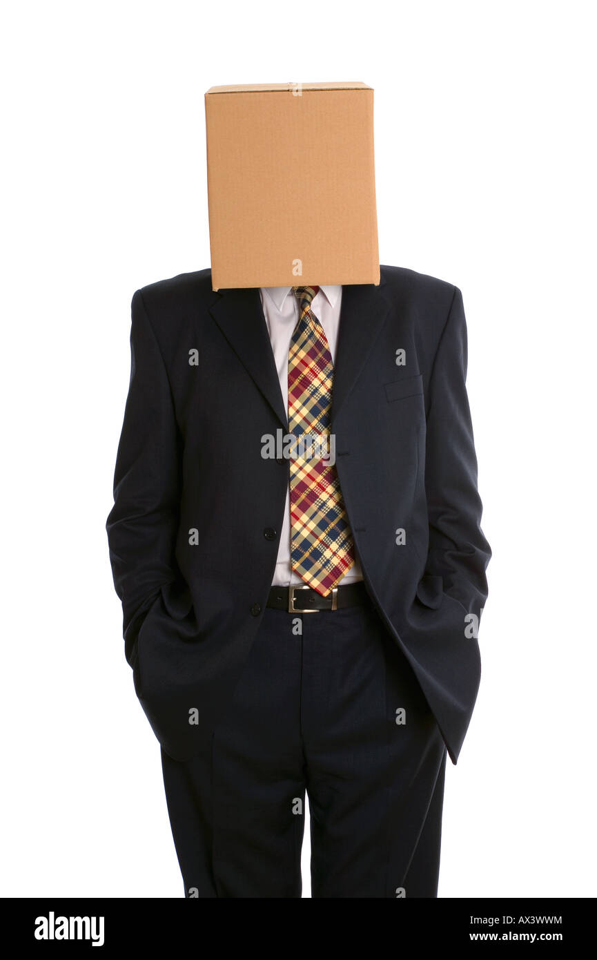 Eine anonyme Geschäftsmann mit einer Schachtel auf den Kopf und die Hände in den Taschen Stockfoto