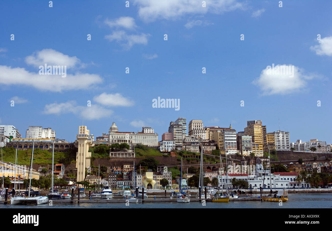 Brasilien, Bahia, Salvador. Innerhalb der historischen Altstadt, ein UNESCO-Weltkulturerbe, der Blick vom Meer entfernt. Stockfoto