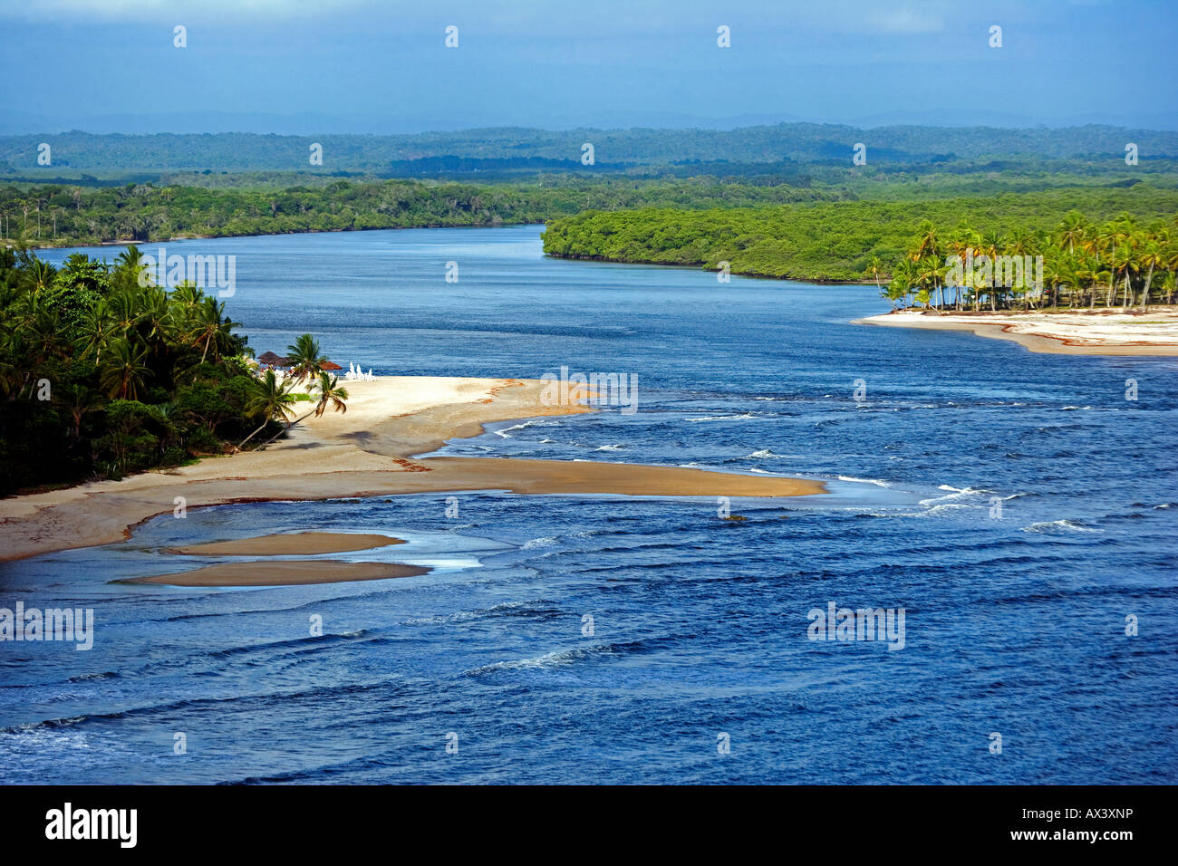 Brasilien, Bahia, Boipeba Insel. Der Kanal zwischen der Tinhare und Boipeda auf Brasiliens bahianischen Atlantikküste aus der Luft. Stockfoto