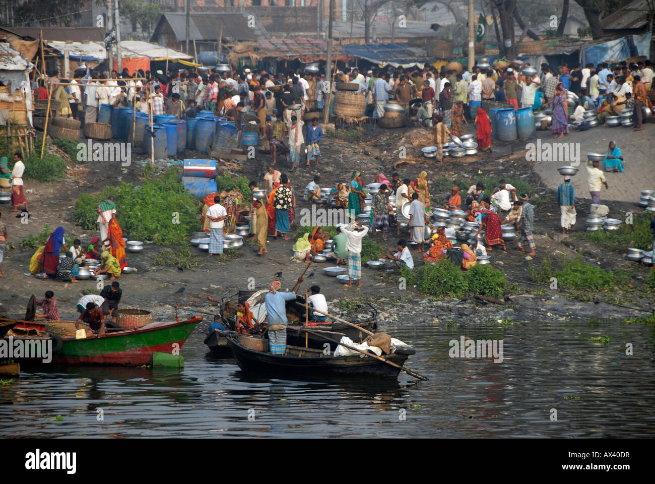 Menschenmassen auf der Bank und Fähren in das Wasser, das Delta-Bangladesch Stockfoto