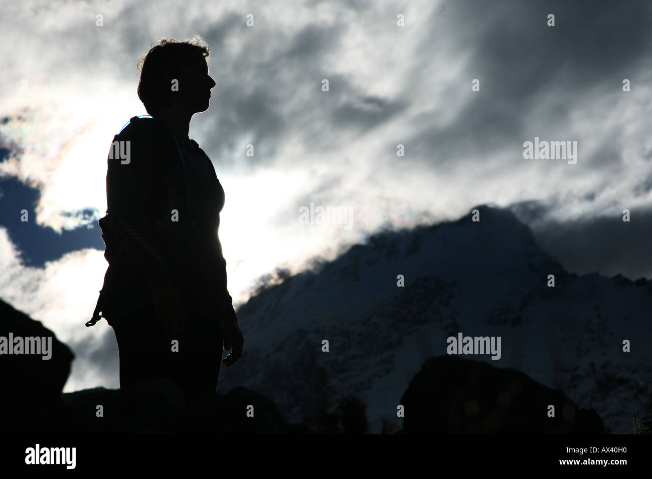 Trekker Silhouette gegen Gewitterhimmel, Mount Cook Nationalpark, Südalpen, Südinsel, Neuseeland Stockfoto