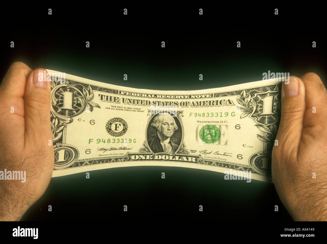 Dollar Bill USA gestreckt zwischen zwei Händen abstrakt Stockfoto