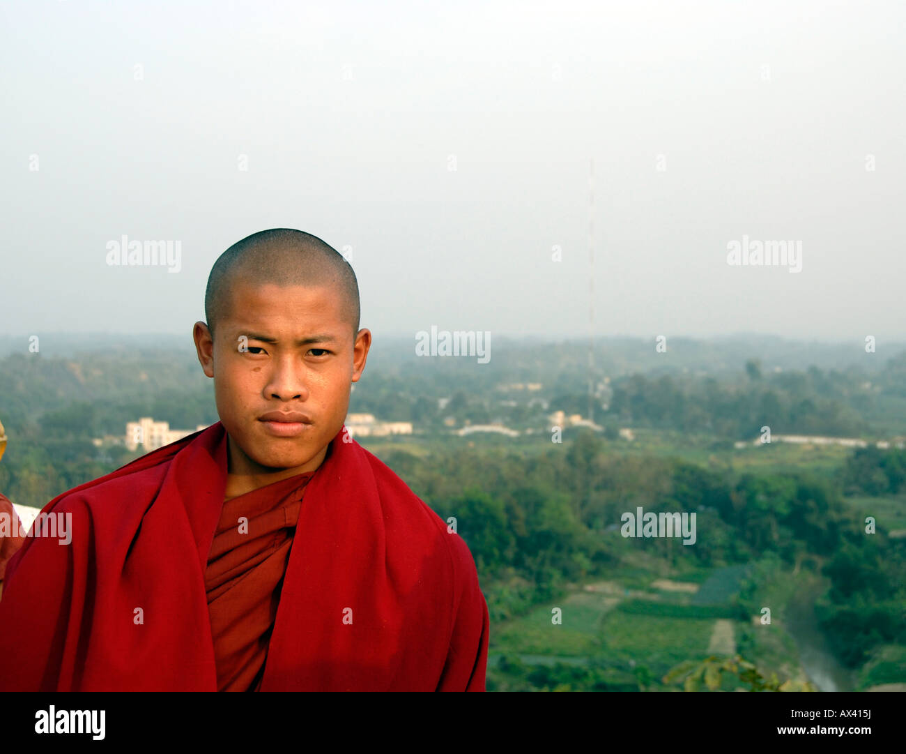 Mönch auf der Supreme glückseligen gefüllt Buddha Dhatu Ceti, Chittagong Hill Tracts, Osten von Bangladesch Stockfoto