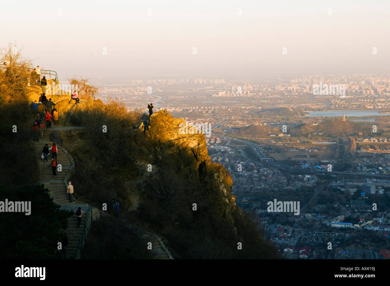 China, Peking. Ein Panoramablick auf die Stadt-Blick vom Fragrant Hills Park. Stockfoto
