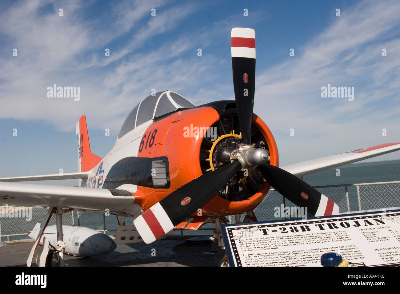 T-28 Trojan Flugzeug Ausstellung auf US Marine Flugzeugträger USS Lexington nun ein schwimmendes Museum vor Anker in Corpus Christi Bay Texa Stockfoto