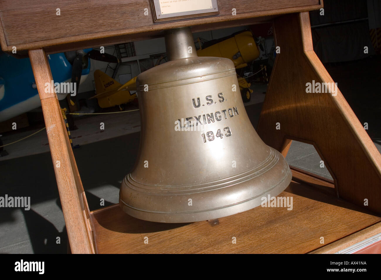 Schiffsglocke der ehemaligen US Navy Flugzeugträger USS Lexington nun ein schwimmendes Museum im Korpus verankert Stockfoto