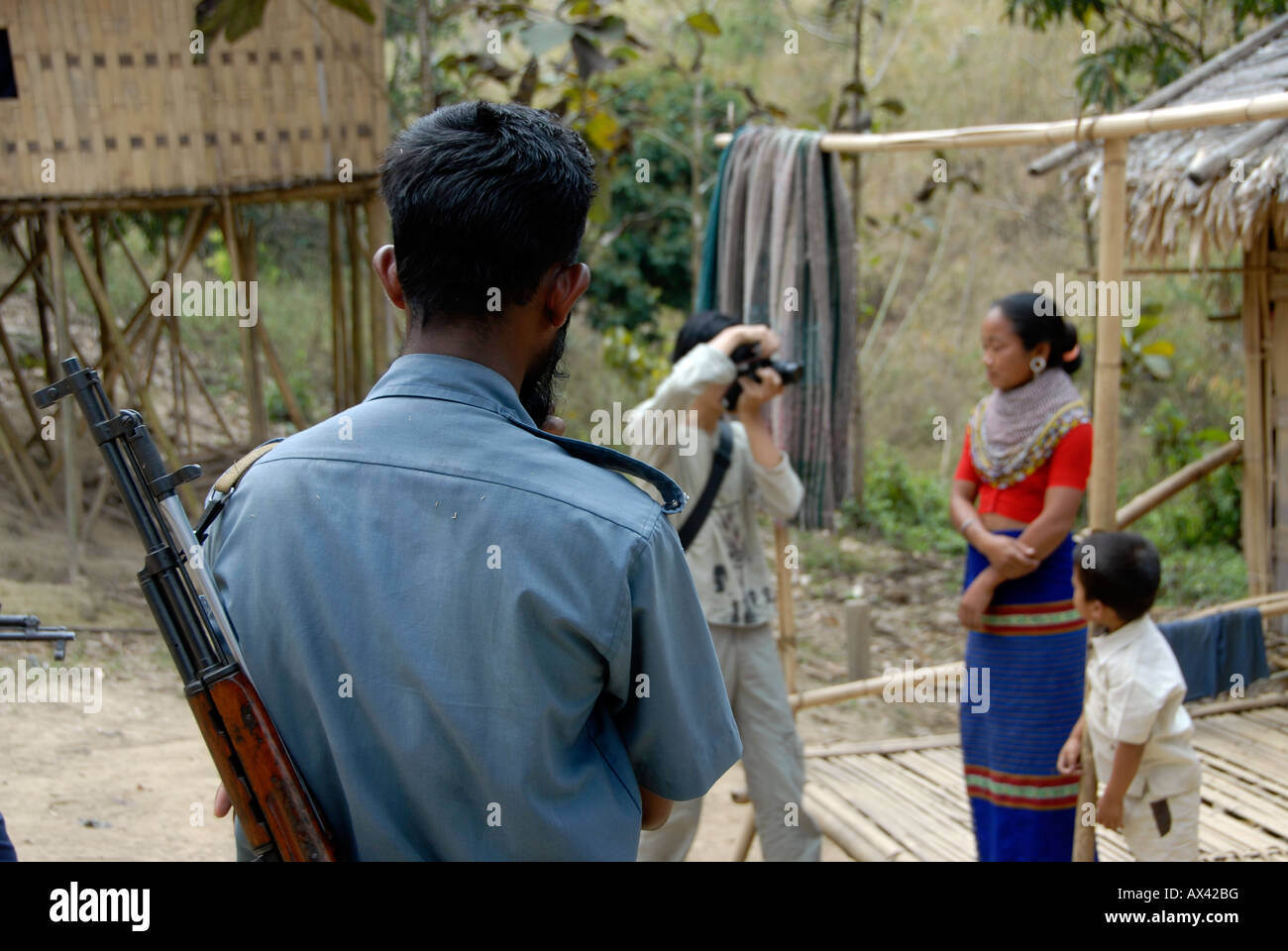 Truppen überwachen Touristen fotografieren der Minderheit Tribeswoman, Tripura Dorf, Chittagong Hill Tracts, Bangladesch Stockfoto