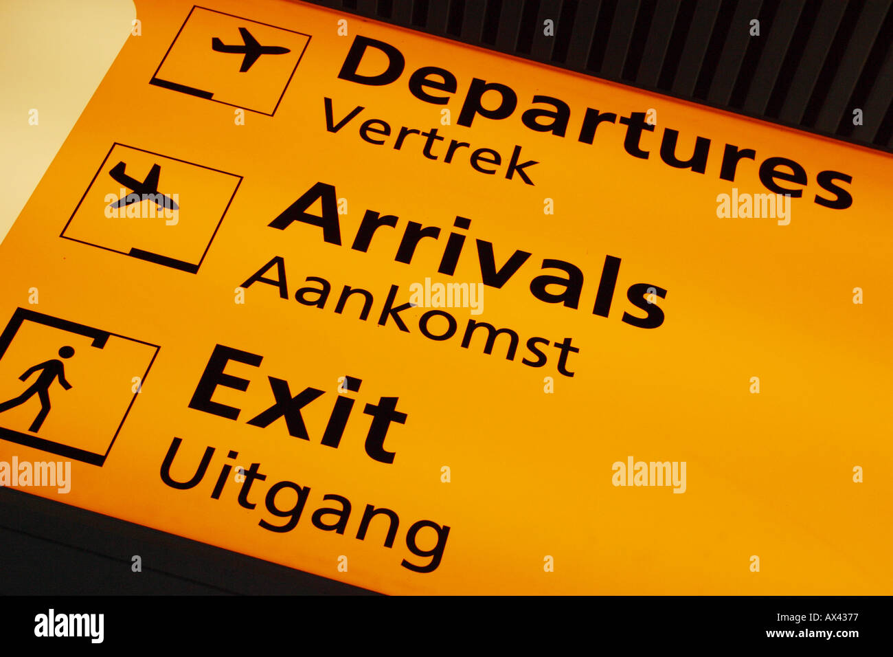 Flughafen terminal Multi lingual Hinweisschild Wegbeschreibungen zum Abflug Ankunft und Abfahrt Stockfoto