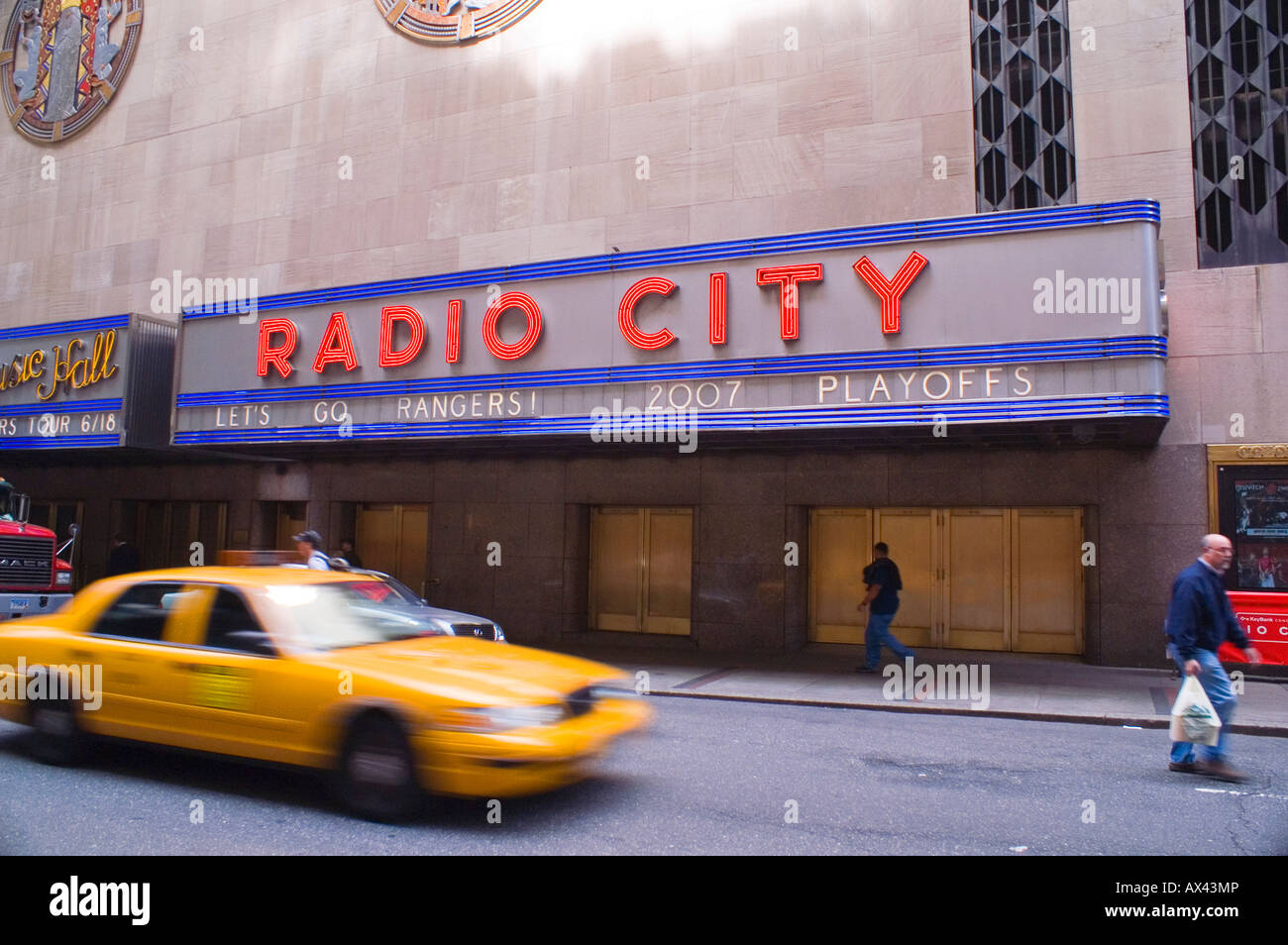 New Yorker Radio City mit beweglichen gelbes taxi Stockfoto
