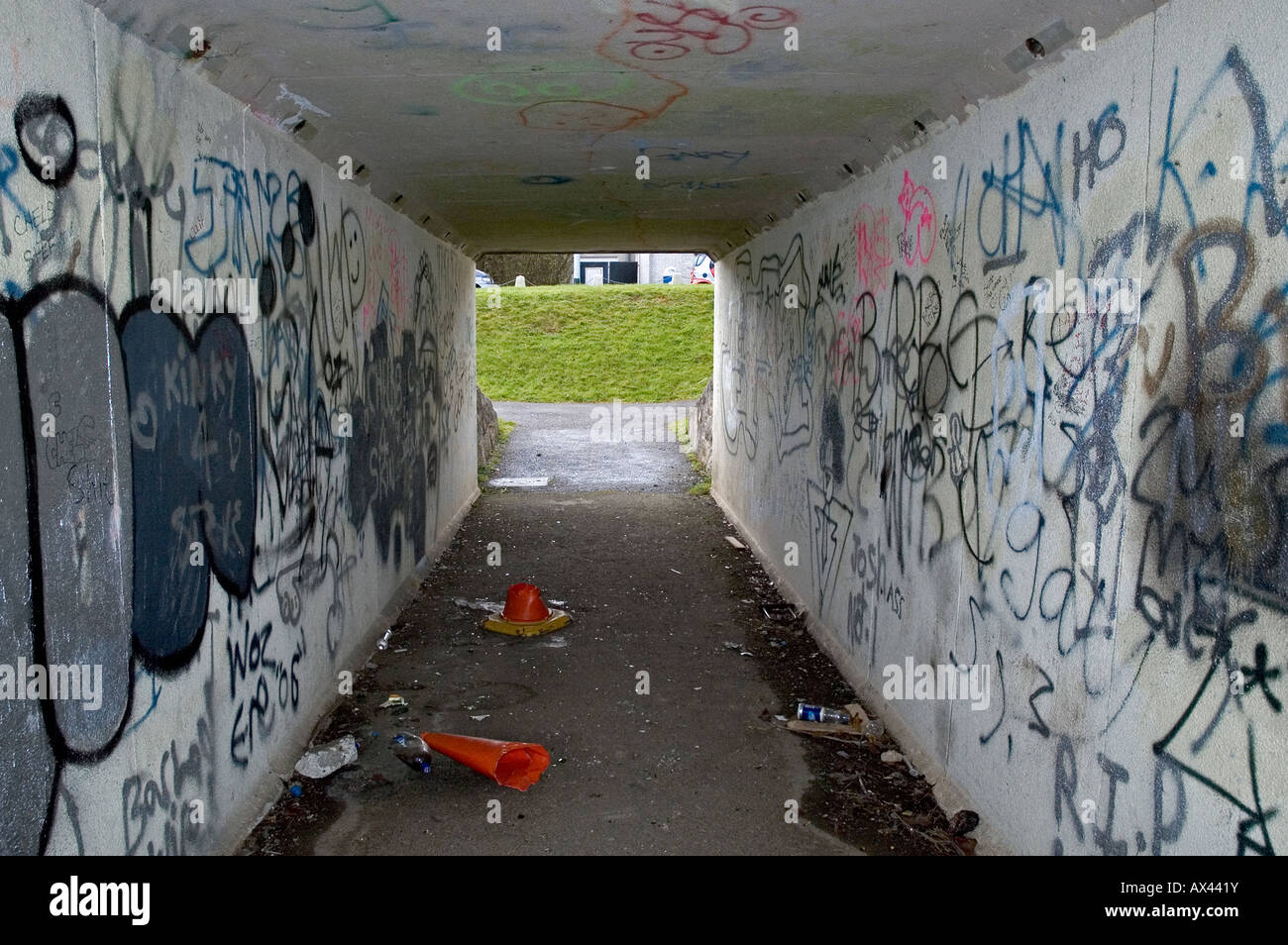 ein Graffiti bedeckt Unterführung in der Nähe von Redruth in Cornwall, england Stockfoto