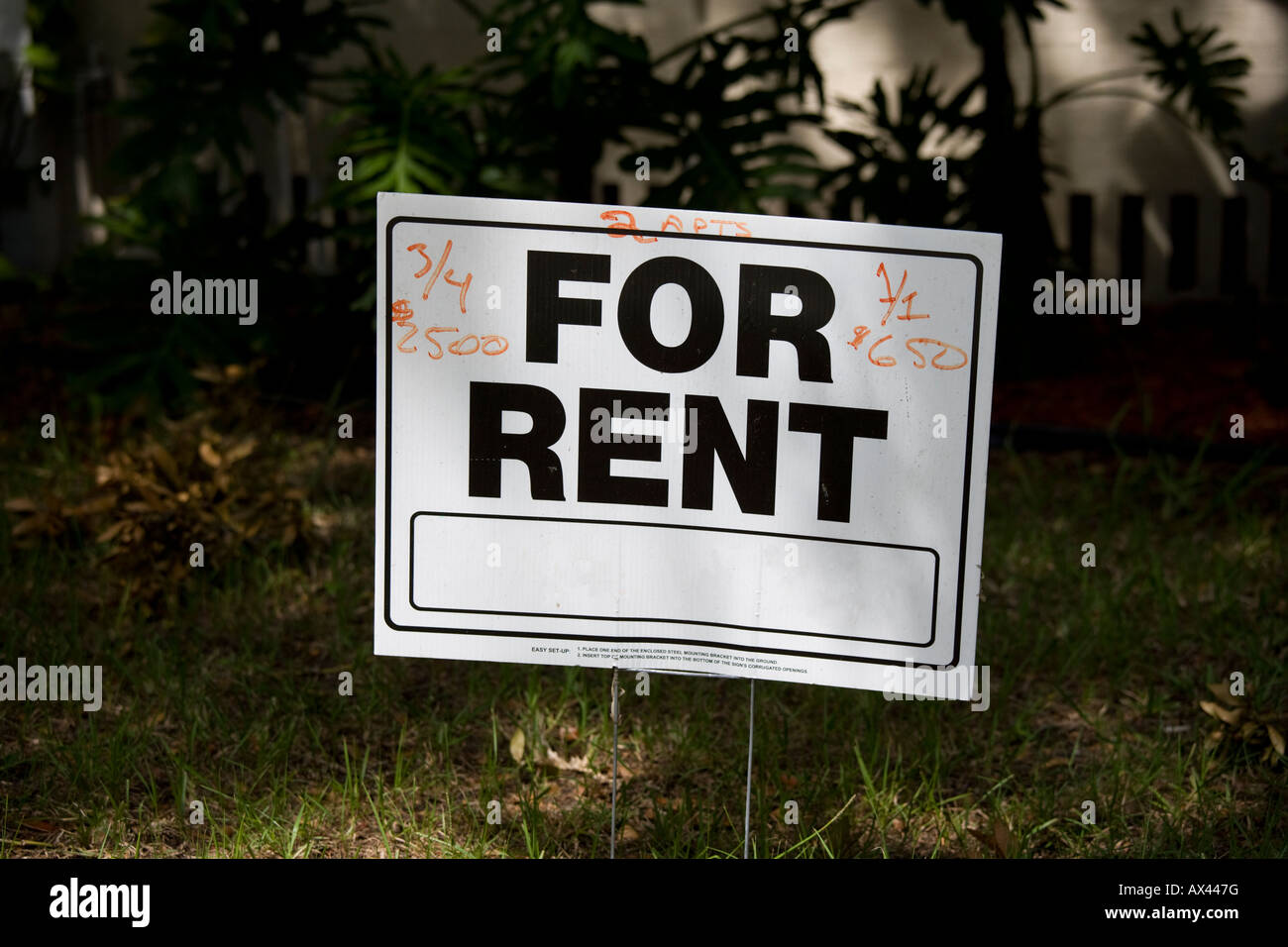 Apts Wohnung zur Miete Schild in einem Vorgarten in den USA Stockfoto