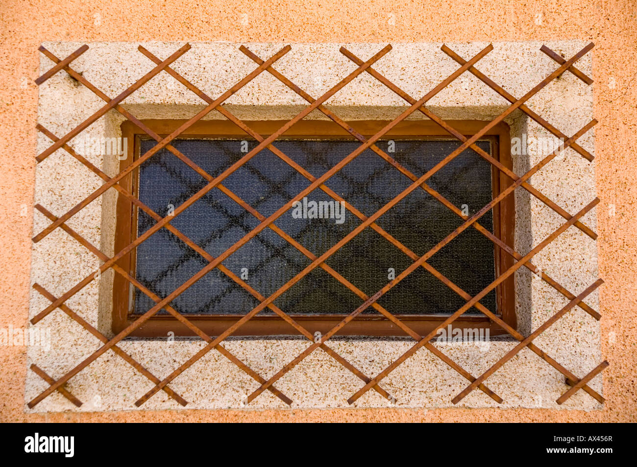 Gefrostet Fenster hinter Gittern Stockfoto