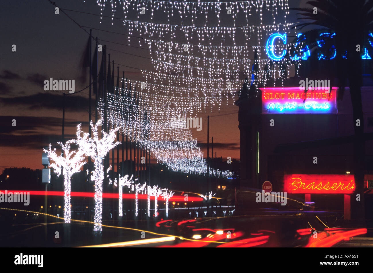 Weihnachten Nacht leuchtet und Dekoration nach Menton city Stockfoto