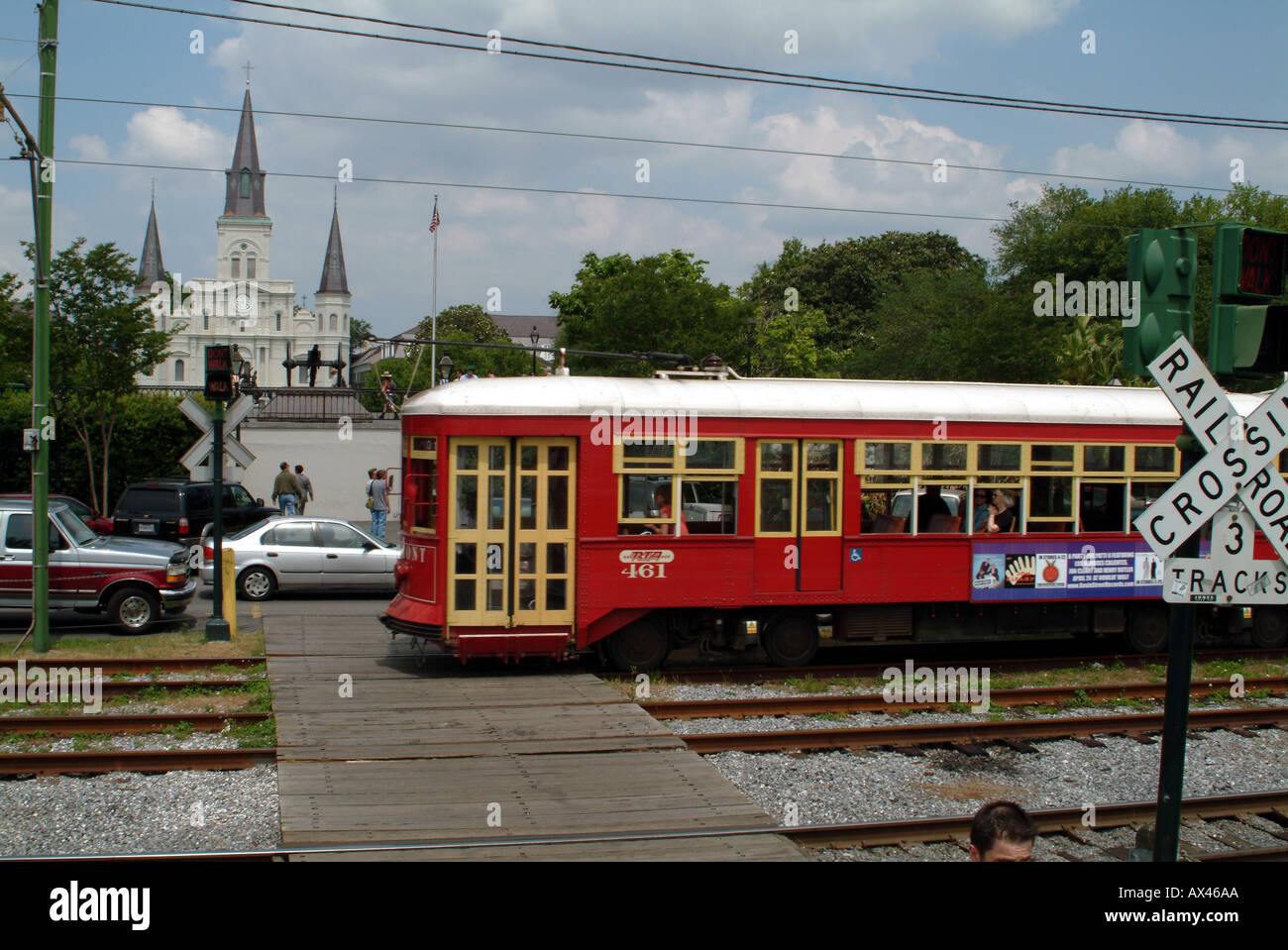 Neue Orleans Louisiana USA USA rote Riverfront Streetcar und St. Louis Cathedral Stockfoto