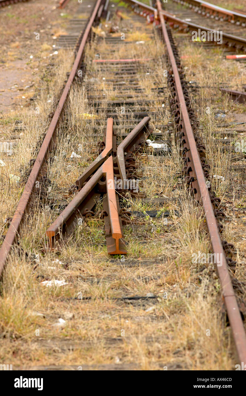 Blick entlang der stillgelegten Gleise Stockfoto