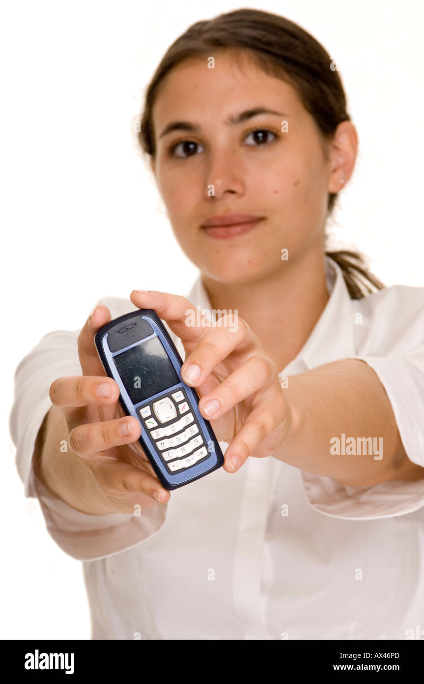 Eine attraktive junge Frau streckt ein Handy mit beiden Händen Stockfoto