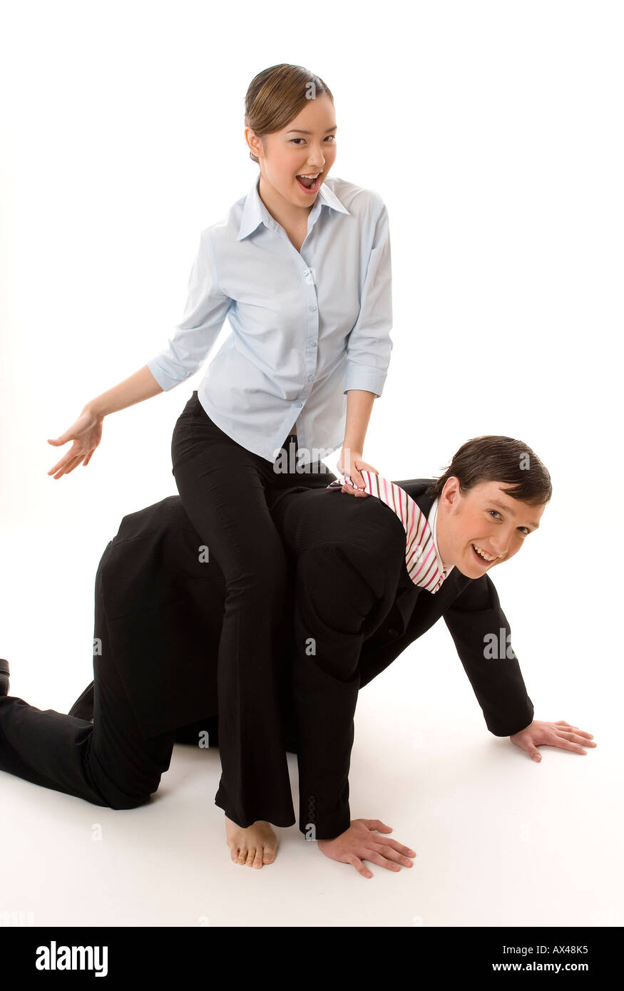 Eine freche weibliche Büroangestellte sitzt rittlings auf einem männlichen Kollegen, sieht es zu genießen Stockfoto