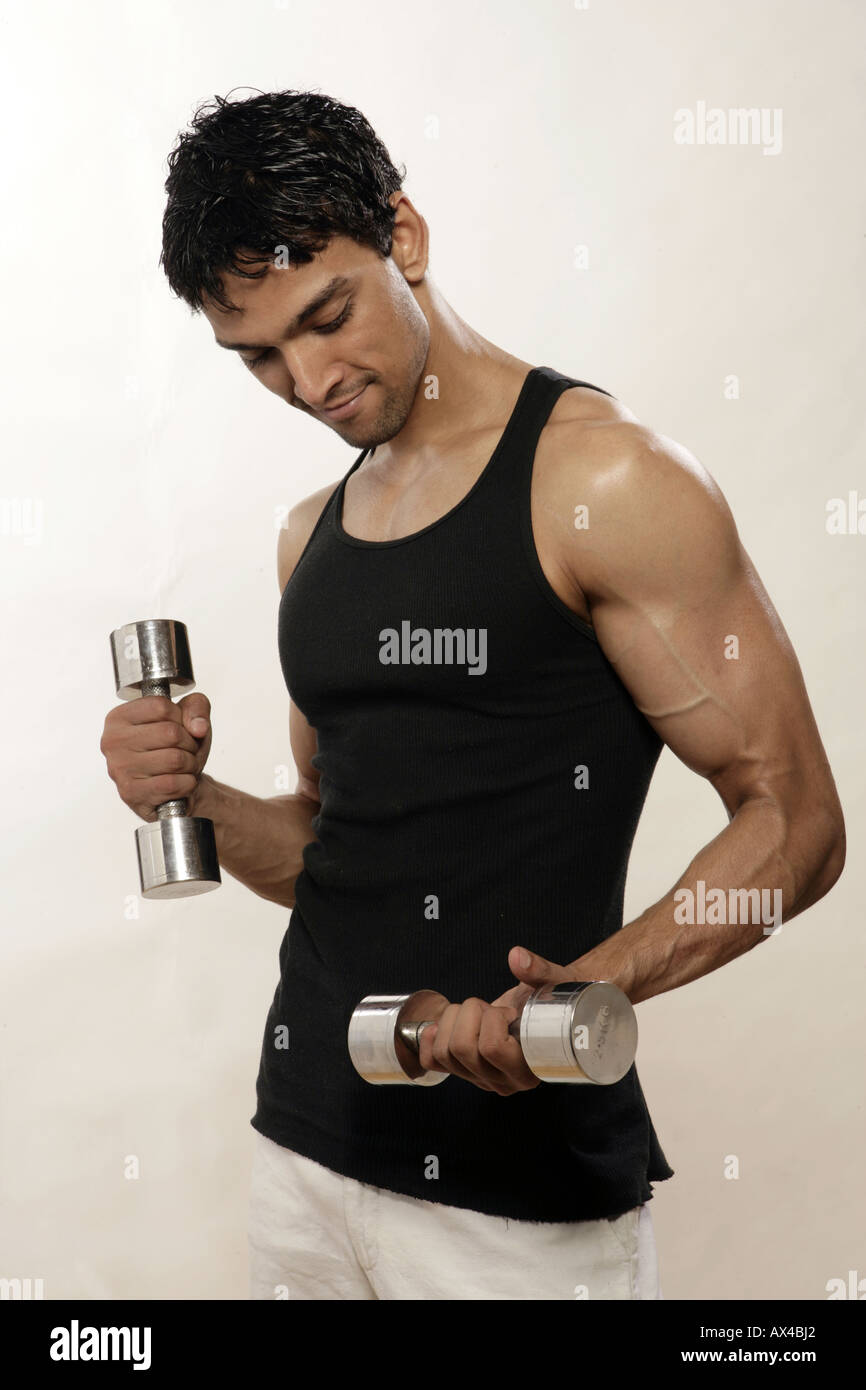 Erwachsener Mann Training mit Hanteln Stockfoto