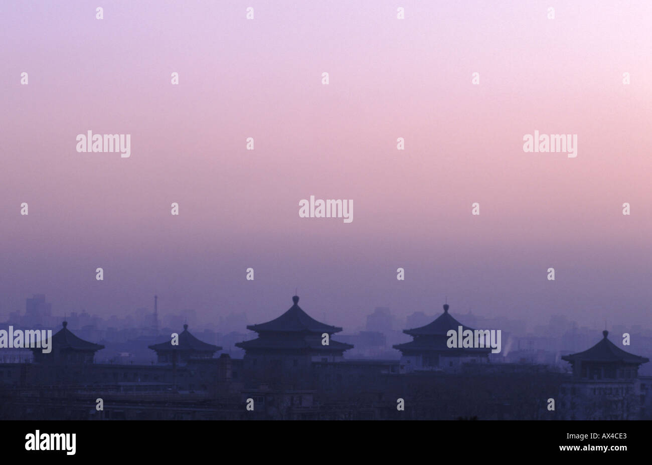Beijing Skyline entnommen Beihei Park bei Sonnenaufgang Stockfoto