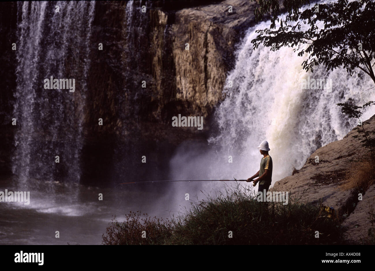 Angeln am Dray Sap Wasserfälle Zentralvietnam Stockfoto