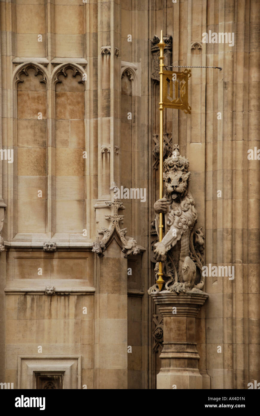 Statue des Löwen mit goldenen Schlüssel außerhalb der Victoria Tower an der Houses of Parlament London Stockfoto