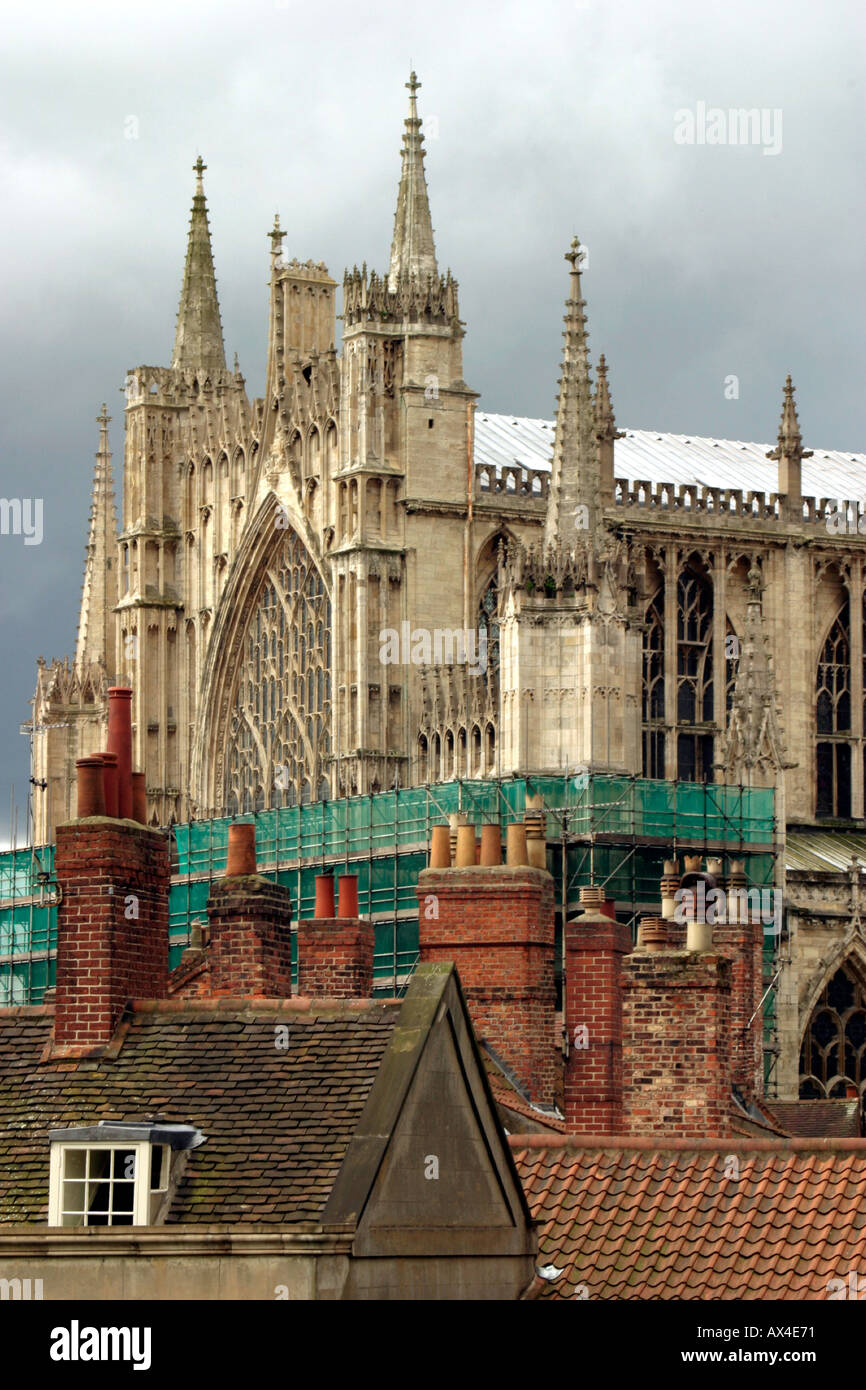 York Minster mit Dächer und Kamine von Stadtmauern Stockfoto