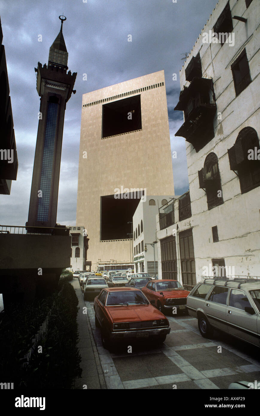 Ein Minarett und einem älteren Gebäude in einer Straße, die führt zu der National Commercial Bank s Gebäude in Jeddah Saudi Arabien Stockfoto